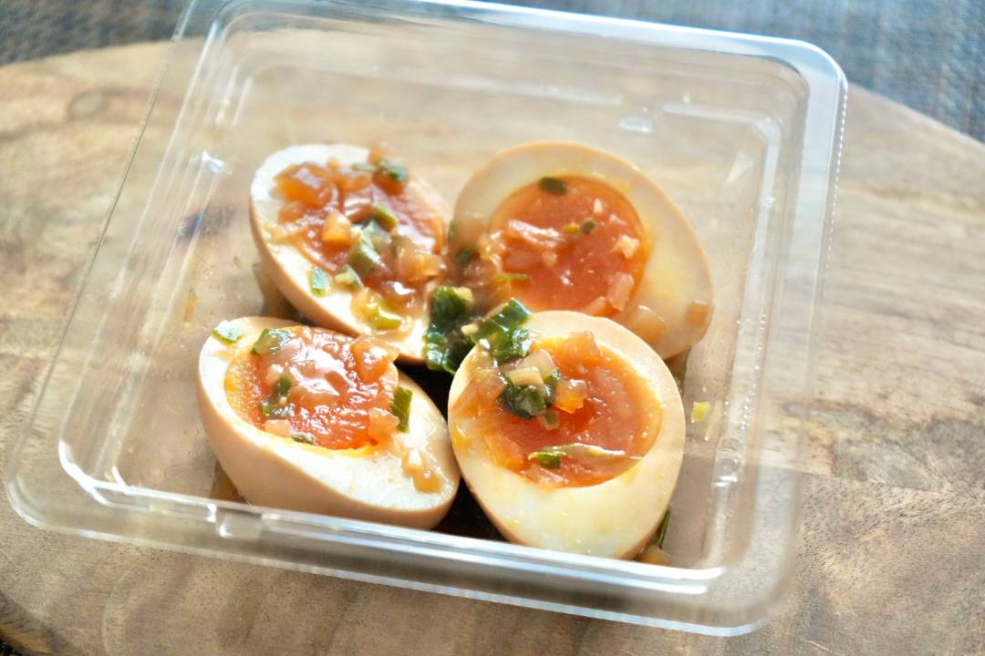 ねぎだれで食べる！ローソン新作「旨辛たまご」はにんにくが効いた最高