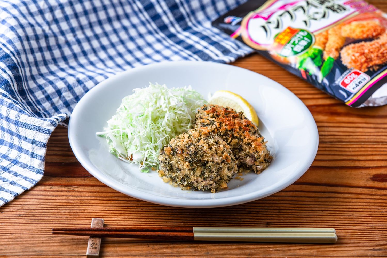 鯖の香草パン粉焼きがテーブルにスタイリングされている