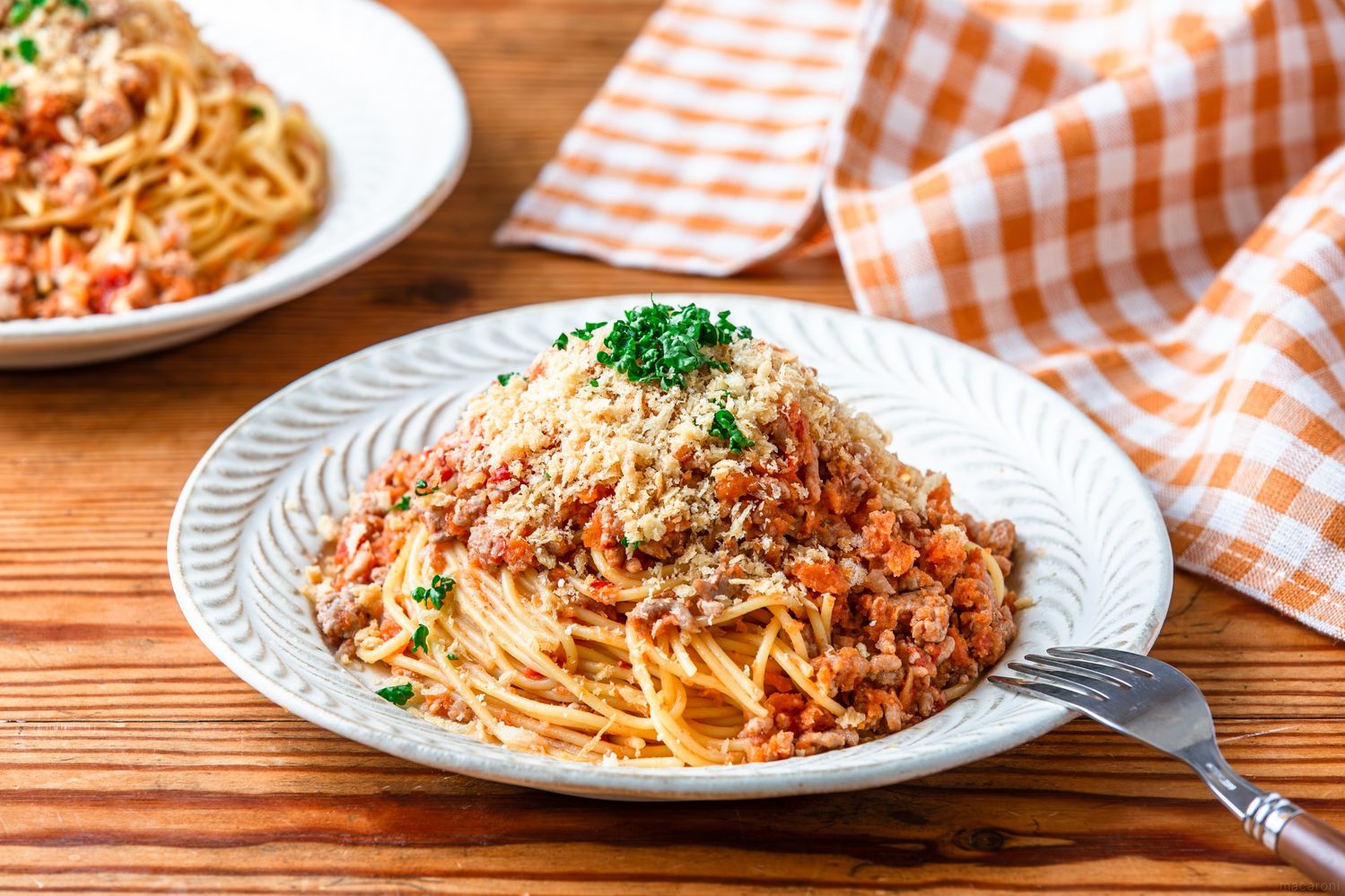 ミートソーススパゲッティにパン粉がのっている