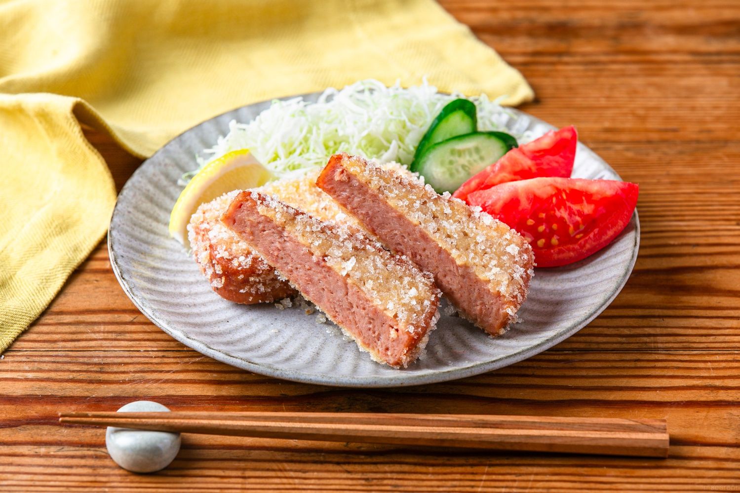 ランチョンミートの米粉フライの皿盛りがテーブルに置かれている