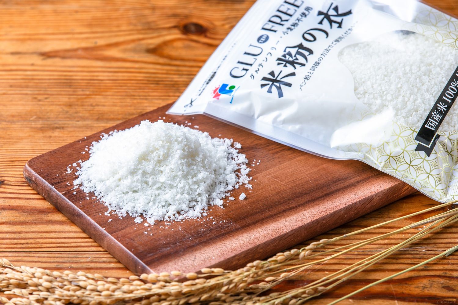 米粉のフレークがカッティングボードに盛られている