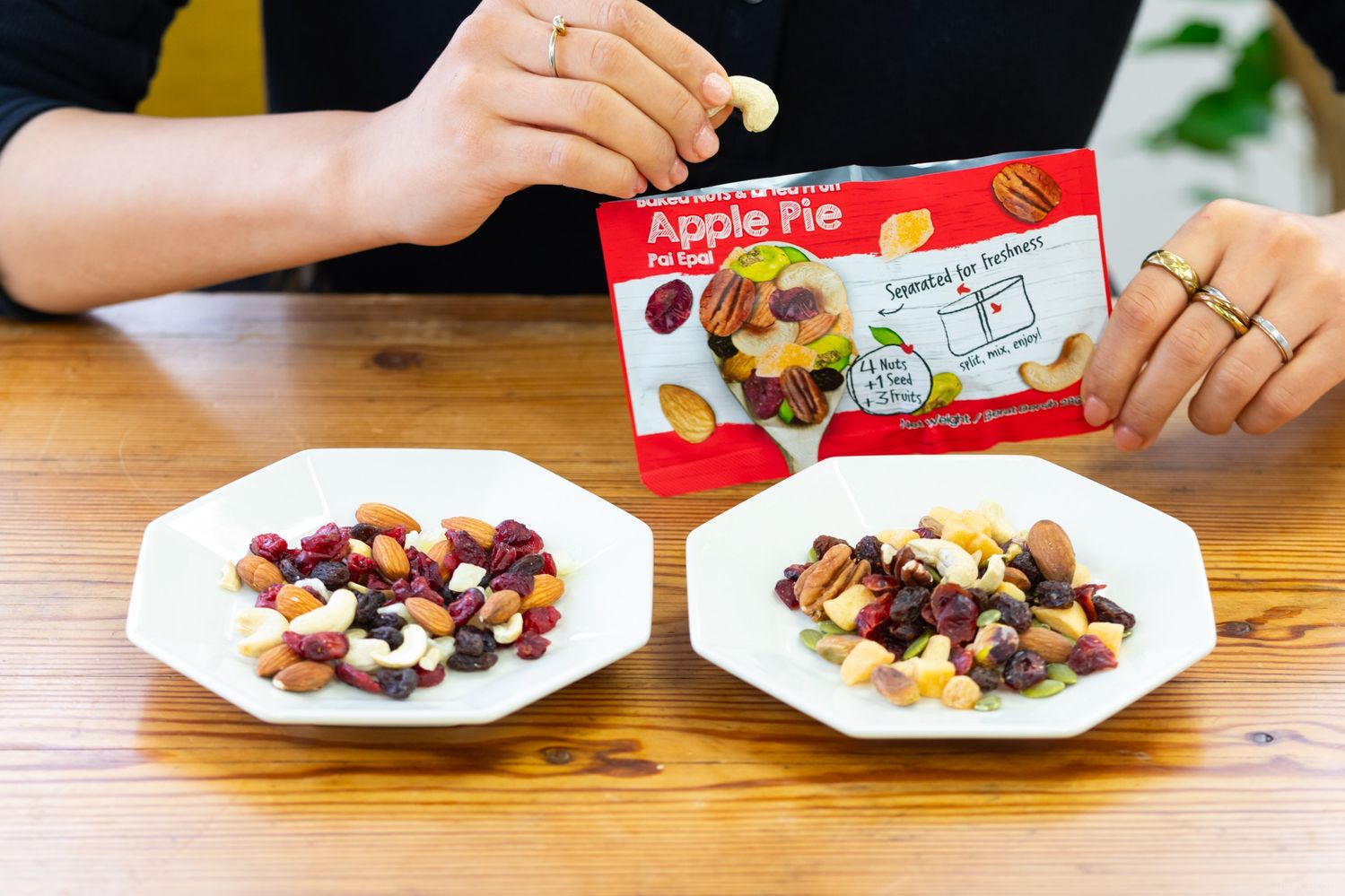 編集部員がナッツを食べ比べているカット