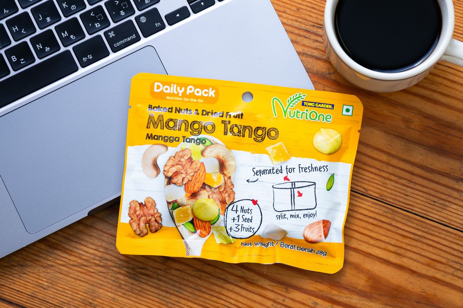 PCとナッツがテーブルに置かれている