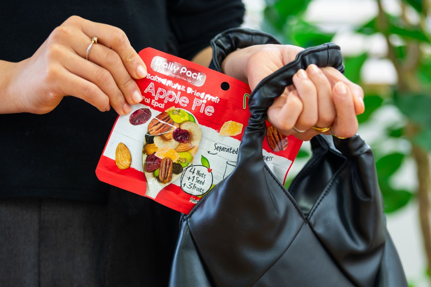 カバンにナッツを入れているカット