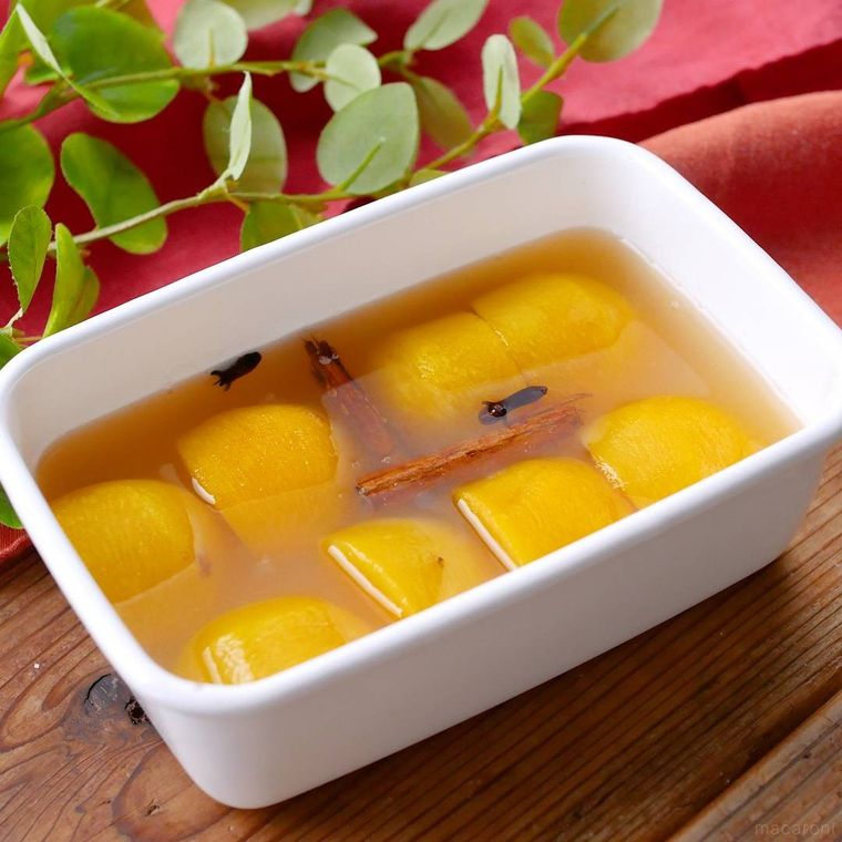 白色の保存容器に入った柿のコンポート