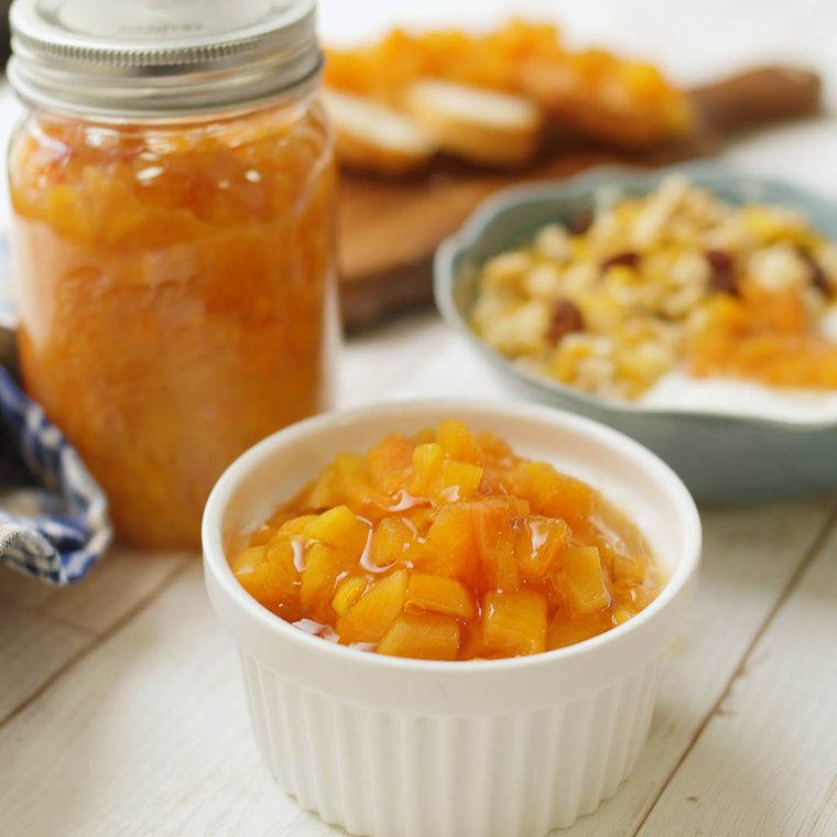 保存瓶と白色のココットに入った柿ジャム