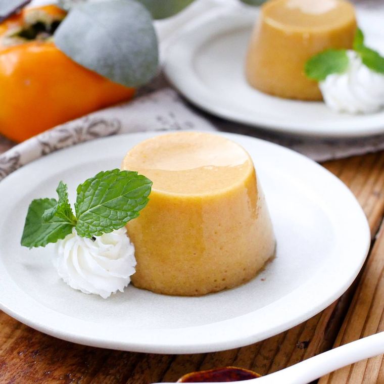 白色の丸皿に盛られた柿プリン