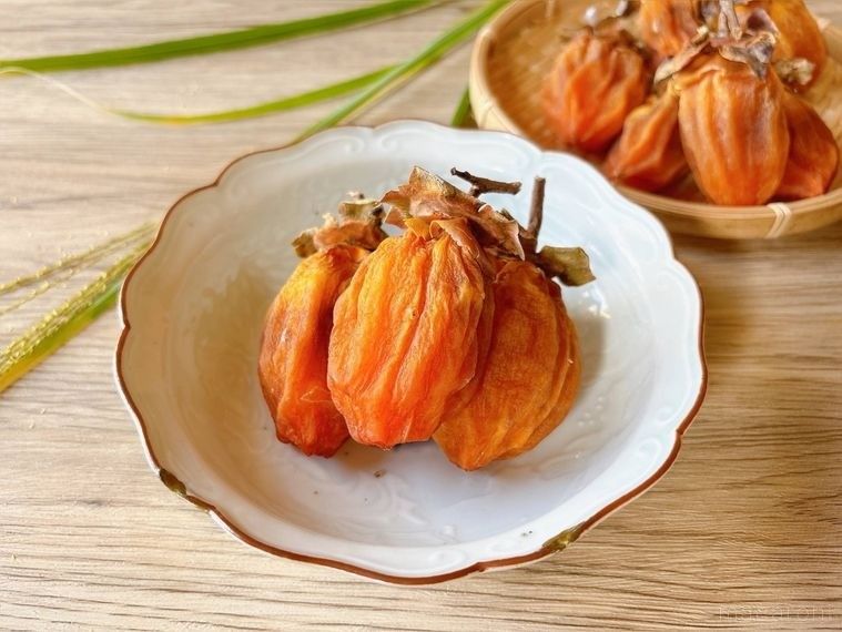 白色の和皿に盛られた干し柿