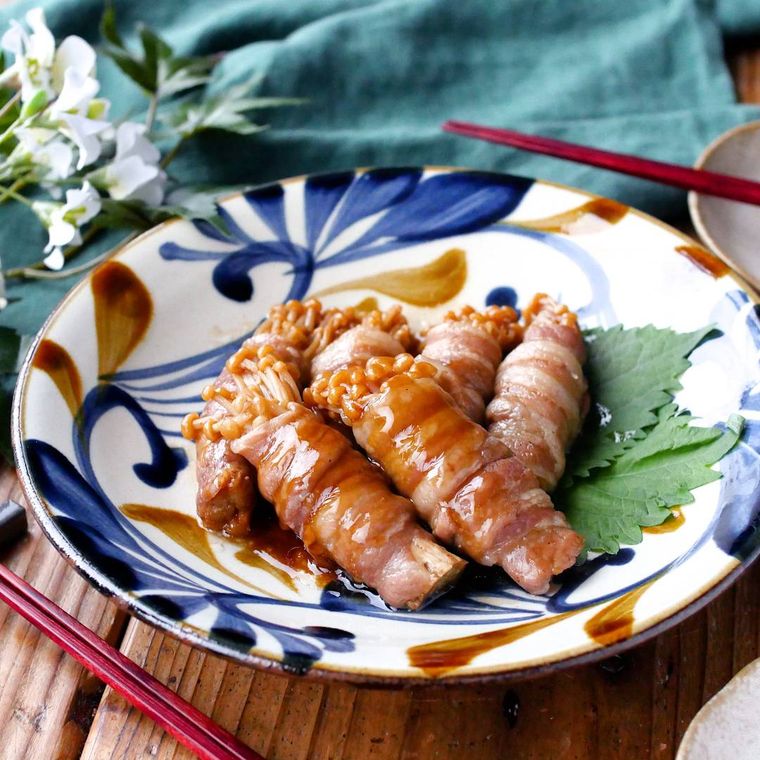 青色と茶色の模様の器に盛られたえのきのレンジ肉巻き