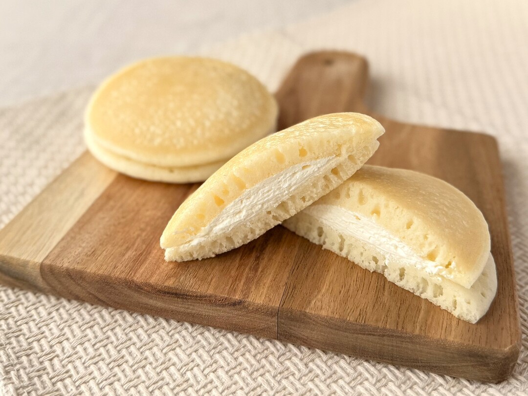 バタークリームチーズ もち、パンケーキ パンというよりスイーツ。セブン新作「クリームチーズのパンケーキ」の
