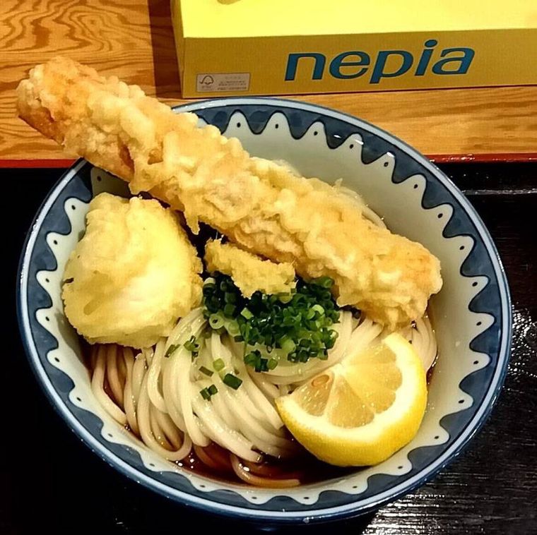 ブルーと白の丼に入ったちく玉天ぶっかけ