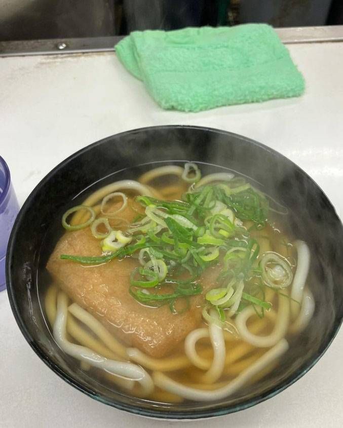 黒い丼に入ったきつね