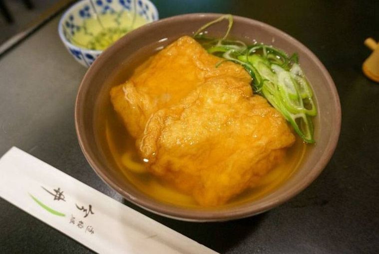 丼に入ったきつねうどんとお茶