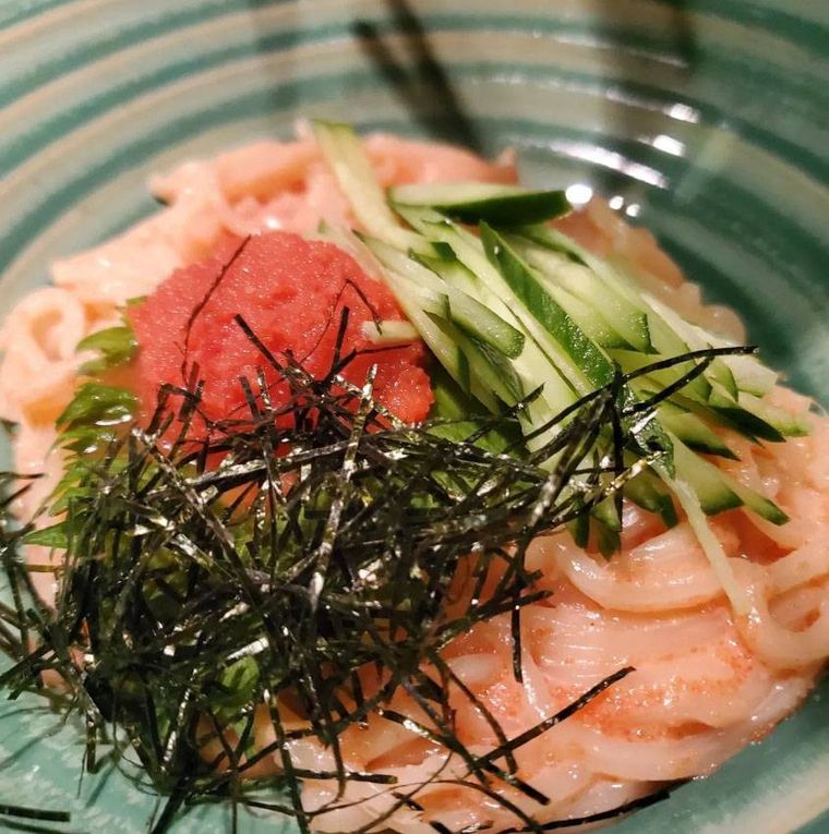 緑の器に盛られた明太子のおうどん冷