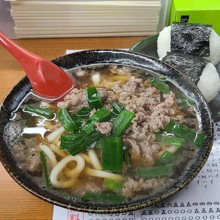 丼に入った肉うどんとおにぎり