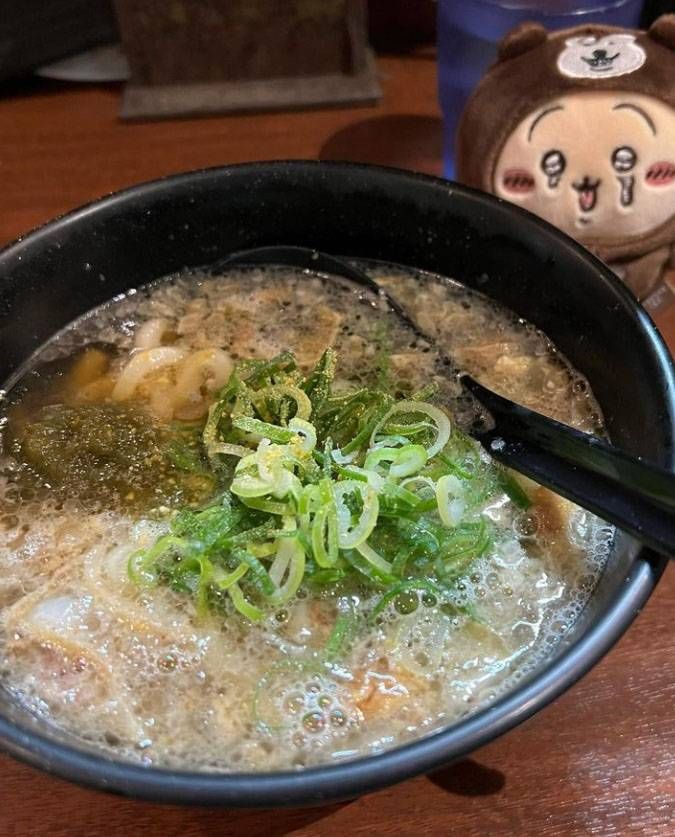 黒い丼に入ったかすうどん