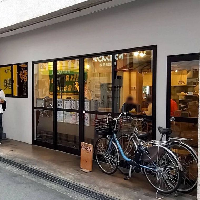 白い壁にガラス張りの入り口があるき田たけうどんの外観