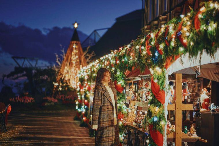 神戸布引ハーブ園で開催される神戸クリスマスマーケット2025 古城のクリスマスの様子