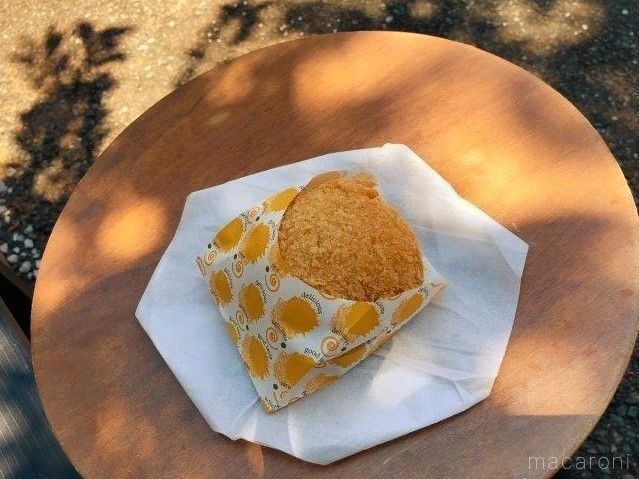 茶色の丸テーブルに置かれたしいたけフライとり明太子