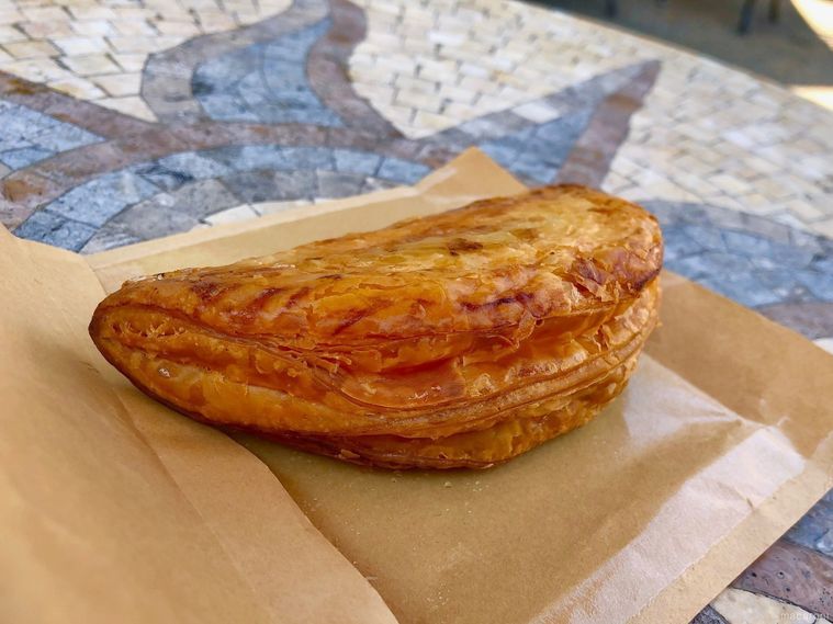 テーブルに置かれたこんがり焼き色が付いたアップルパイ