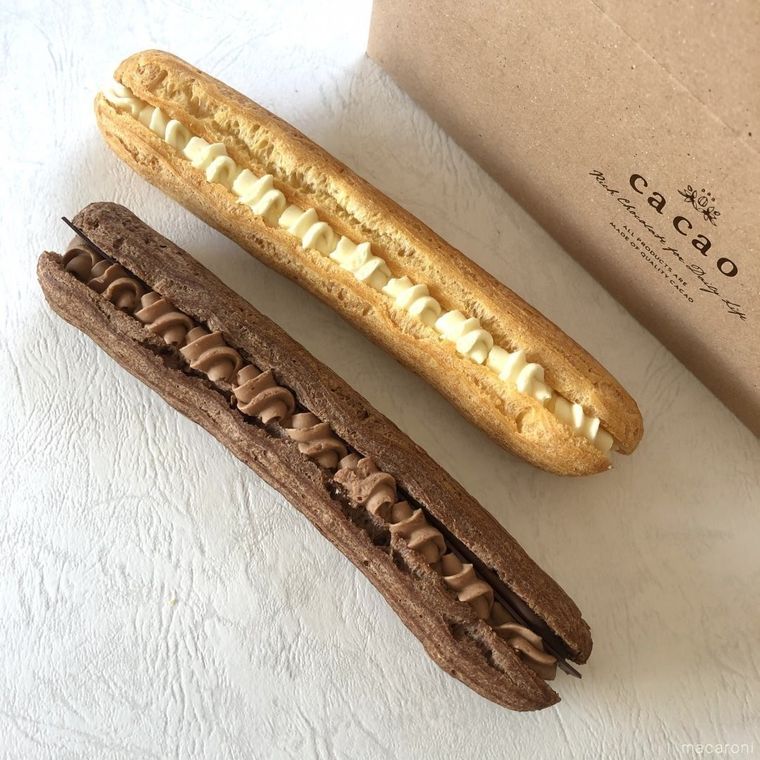 パッケージから取り出したミルクとホワイトの2種類の生チョコエクレアが並んでいる様子