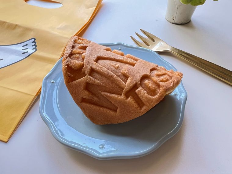 ライトブルーの小皿にのったあんずわっふるとゴールドのフォーク