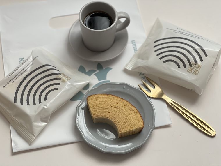 鎌倉ニュージャーマンのかまくらバウムとコーヒーのテーブルコーディネート