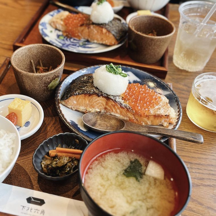 器に盛られた鮭とご飯と味噌汁の定食