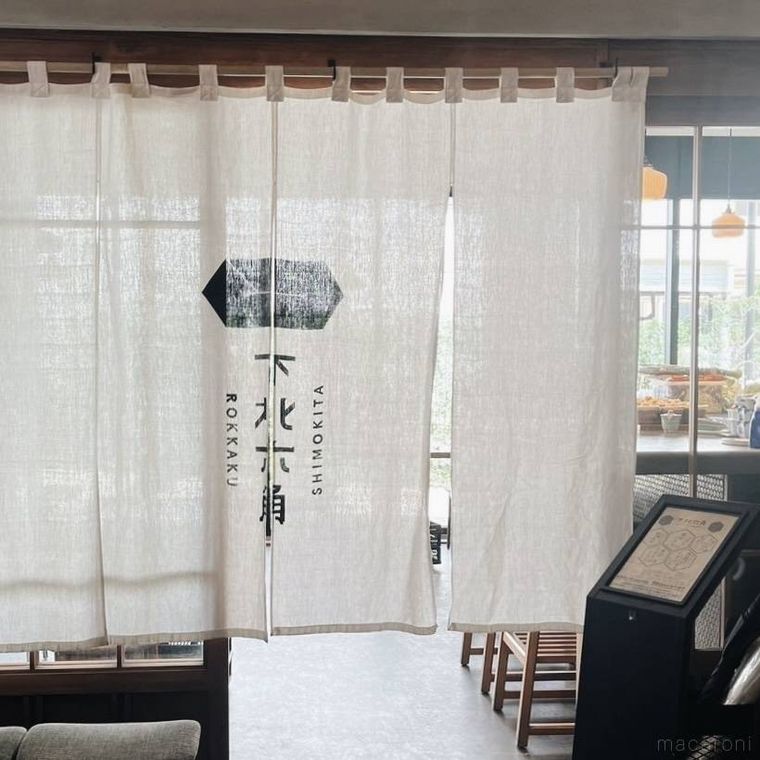 下北六角の暖簾がかかった入り口