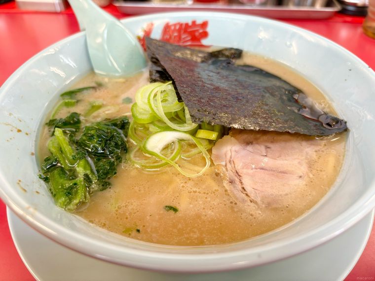 皿に盛られたラーメン山岡家の醤油ラーメン