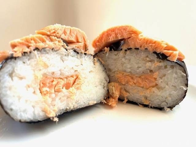 中身と上部にたっぷり鮭がのったおにぎり