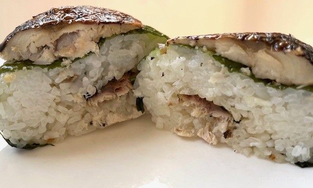 さばの塩焼きがふんだんに使われている高菜おにぎり