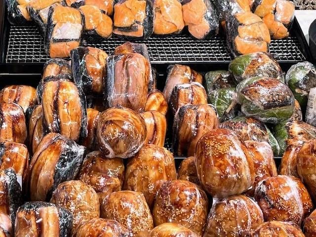 積み重ねて並べられている大きなおにぎり