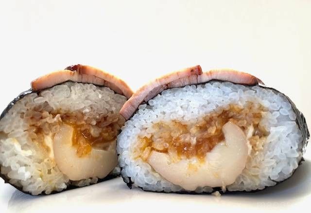 しっかり味がしみている味玉が入っている焼豚おにぎり