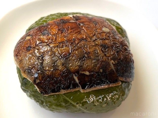 高菜で巻き、焼さばをのせた大きなおにぎり