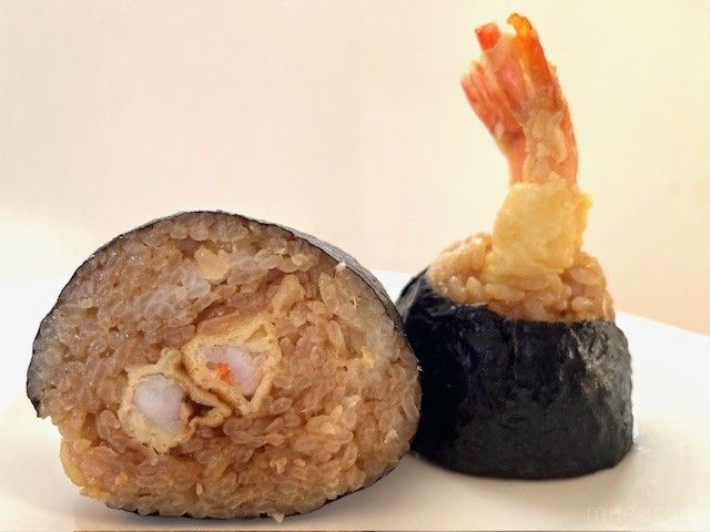 天つゆがたっぷり染みたごはんに海老天が入っている天むす