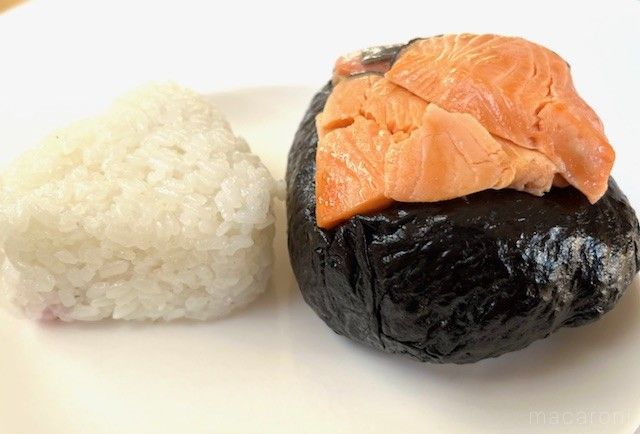 普通のコンビニのおにぎりとロピアの小林さんちのおにぎり