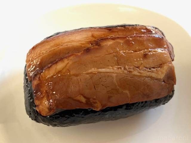 まんべんなく上に焼豚がのせられたおにぎり