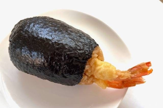 海老天が2本入っているのりに巻かれている大きな天むす