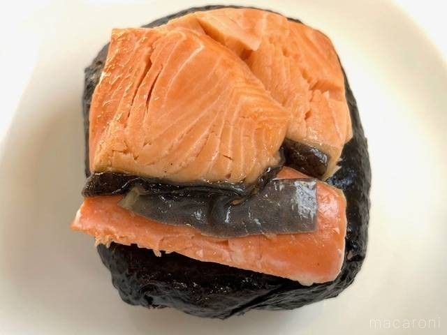 のりきれないほどの焼き鮭がのった大きなおにぎり