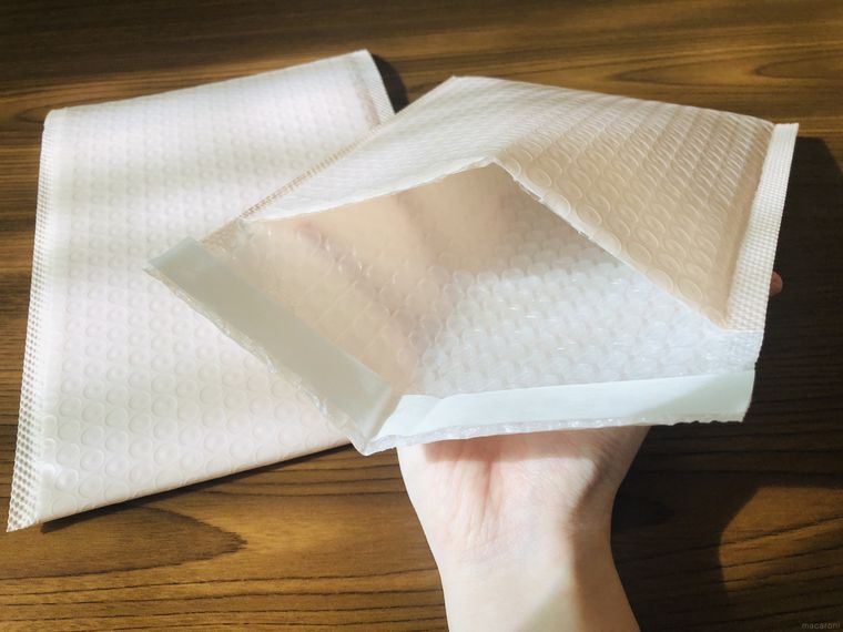 クッション封筒の表面と中身