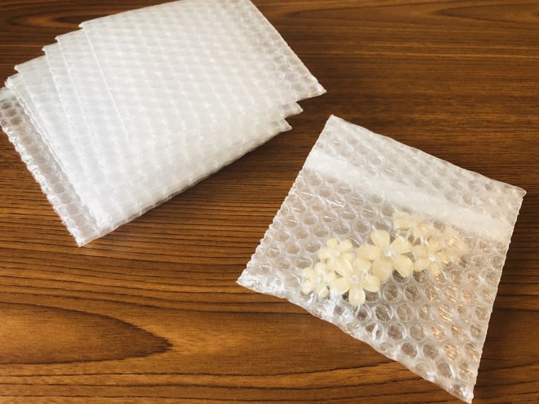 梱包したヘアアクセサリーとプチプチ袋