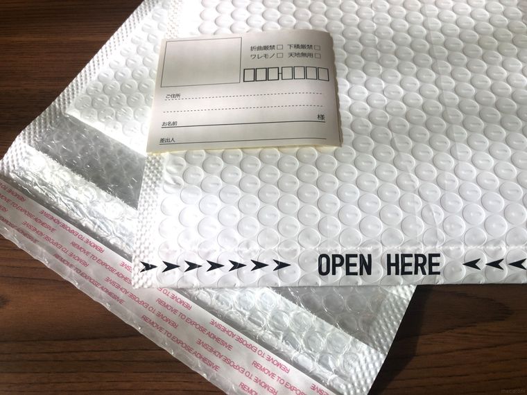クッション封筒の封かんテープとミシン目、宛名シール