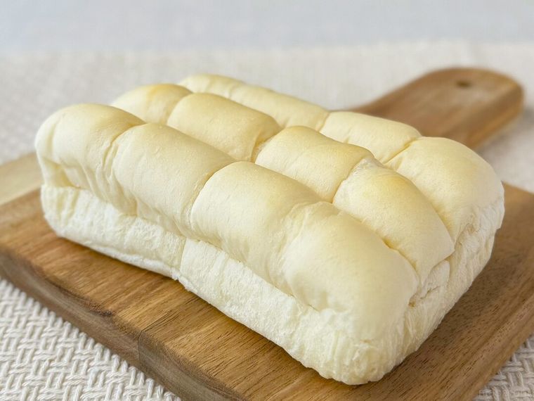 木皿にのった白いダースちぎりパン