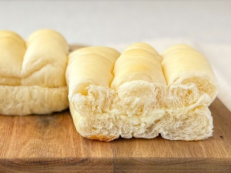 半分にカットした白いダースちぎりパンの断面