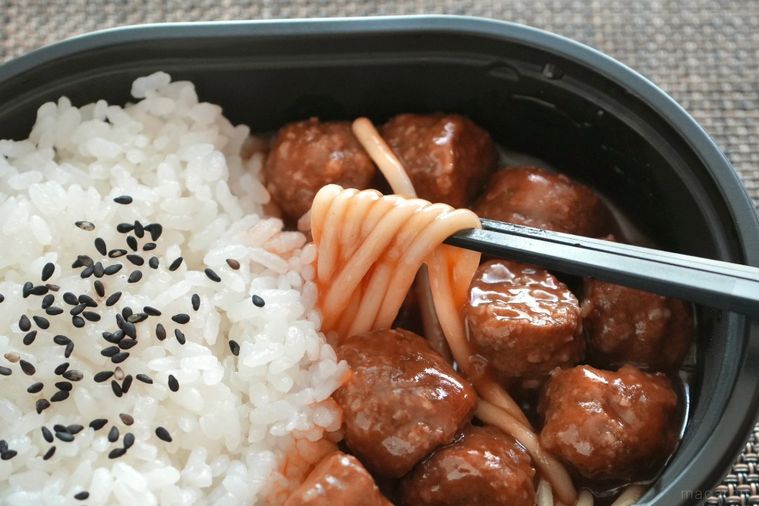 ミートボールの下からパスタをひき上げる様子