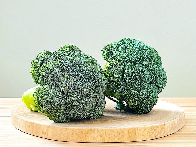 まな板の上にブロッコリーが2個置かれている