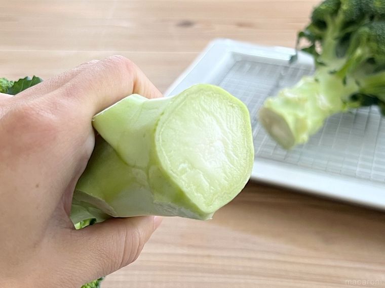 ブロッコリーを手で持っている様子