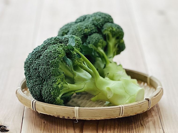 竹ザルに盛られたブロッコリー
