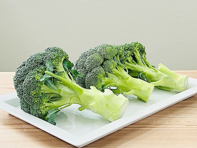 皿の上にブロッコリーが3個並んでいる